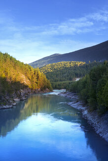 Blick auf einen Fluss im Wald bei Sonnenuntergang in Sjardalen, Norwegen - FOLF08049