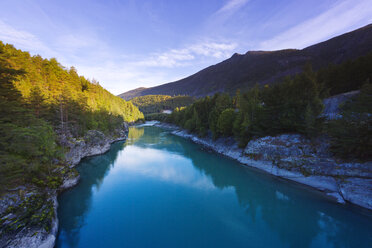 Blick auf einen Fluss im Wald in Sjardalen, Norwegen - FOLF08050