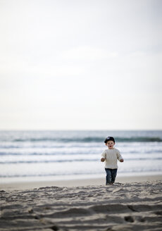 Junge läuft am Strand - FOLF08093