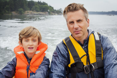 Vater und Sohn auf Motorboot - FOLF08099