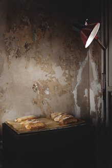 Hausgemachtes Brot auf dem Tablett - FOLF08113