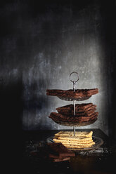 Kekse und Plätzchen auf einem Tisch in einem dunklen Raum - FOLF08118