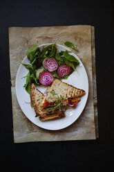 Studioaufnahme eines getoasteten Sandwiches mit Roter Bete und Spinat - FOLF08126