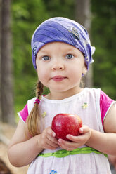 Porträt eines Mädchens mit Apfel - FOLF08190