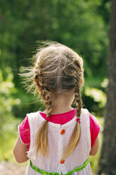 Rückansicht eines Mädchens mit geflochtenem Haar - FOLF08191