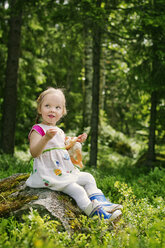 Mädchen spielt mit Puppe im Wald - FOLF08192