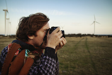 Junger Mann fotografiert Feld - FOLF08292