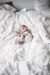 Neugeborenes Baby auf dem Bett liegend - FOLF08314