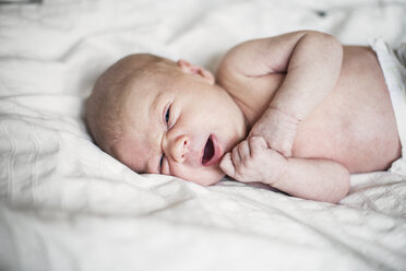 Neugeborenes Baby auf dem Bett liegend - FOLF08315