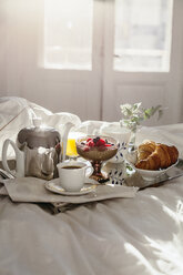 Frühstückstablett auf dem Bett - FOLF08316