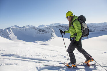 Seitenansicht einer Frau beim Telemark-Skifahren - FOLF08337