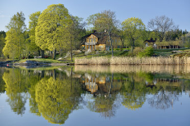 Blick auf den See und die Hütte - FOLF08349