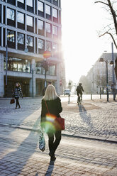 Frau geht über die Straße in Helsinki - FOLF08368