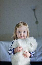Porträt eines Mädchens mit Spielzeugkatze - FOLF08375