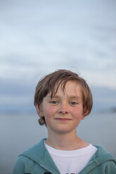 Porträt eines Jungen im Freien in der Dämmerung - FOLF08388