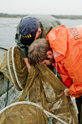 Männer beim Fischen im Meer - FOLF08419