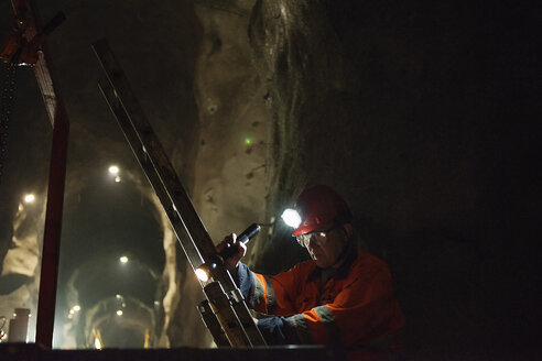 Bergmann bei der Arbeit unter Tage - FOLF08448