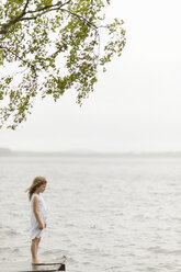 Mädchen steht auf Steg am See - FOLF08454