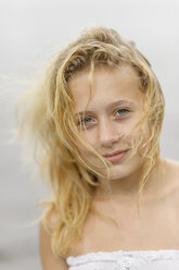 Portrait of girl by lake - FOLF08455