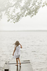 Mädchen steht auf Steg am See - FOLF08461
