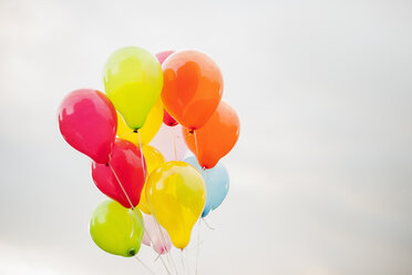 Bündel von Luftballons gegen bedeckten Himmel - FOLF08468