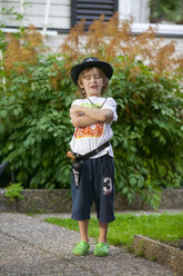 Porträt eines Jungen im Cowboykostüm - FOLF08543