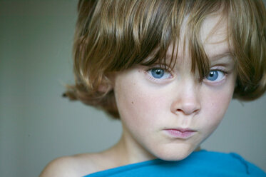 Porträt eines blauäugigen Jungen - FOLF08548