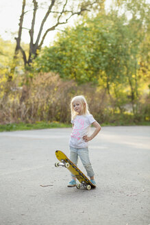 Mädchen posiert mit Skateboard - FOLF08556