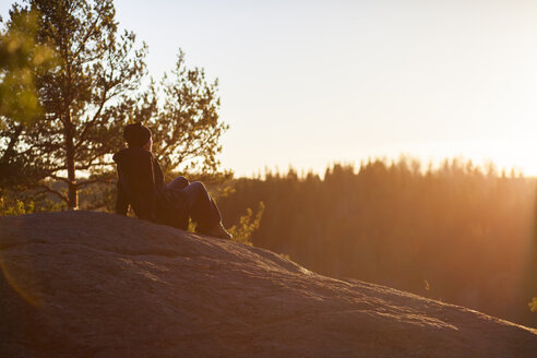 Frau mit Blick auf den Sonnenuntergang - FOLF08563