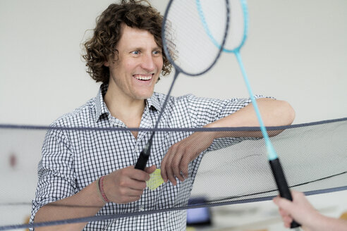 Geschäftsmann gewinnt Badmintonspiel im Büro - HHLMF00231