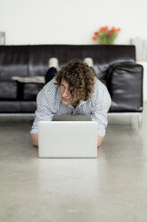 Businessman working from home with his laptop, while doing a plank - HHLMF00232