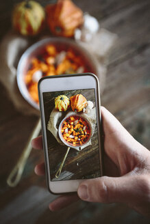 Aufnehmen eines Fotos von einer Kürbiskasserolle mit dem Smartphone - GIOF03903