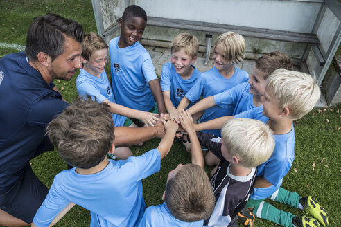 Trainer und junge Fußballspieler beim Kuscheln - WESTF24036