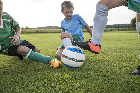 Junge Fußballspieler beim Tackling auf dem Fußballplatz - WESTF24042