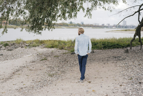 Deutschland, Düsseldorf, Rückenansicht eines am Strand stehenden Mannes - KNSF03652