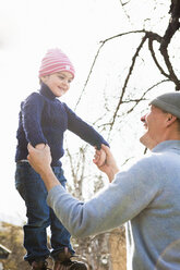 Vater und Sohn im Freien - FOLF08624