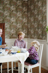 Mother with two children eating breakfast - FOLF08696