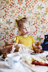 Junge und Mädchen essen Kuchen - FOLF08699