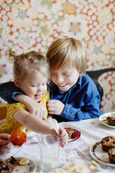 Junge und Mädchen essen Kuchen - FOLF08700