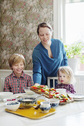 Mother with two children eating breakfast - FOLF08702