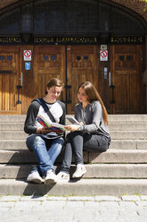 Schüler sitzen auf der Treppe vor dem Schulgebäude - FOLF08724