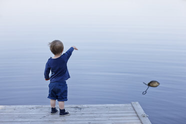 Boy standing on jetty - FOLF08739