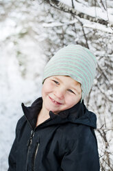 Porträt eines Jungen im Winter, im Freien - FOLF08756