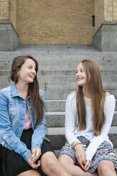 Teenager-Mädchen sitzen auf Stufen - FOLF08809