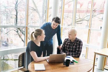 Office workers discussing - FOLF08820