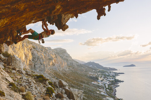 Felskletterer an einer steilen Klippe auf Kalymnos, Griechenland - FOLF08850