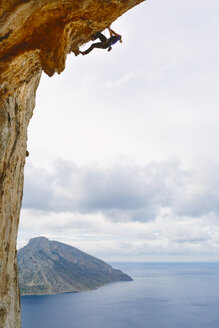 Felskletterer an einer steilen Klippe auf Kalymnos, Griechenland - FOLF08853