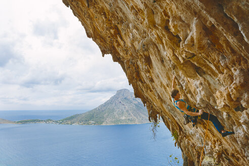 Felskletterer an einer steilen Klippe auf Kalymnos, Griechenland - FOLF08854