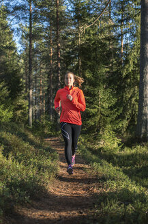 Junge Frau joggt im Wald - FOLF08863