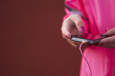 Nahaufnahme einer jungen Frau, die ein Smartphone benutzt - FOLF08870